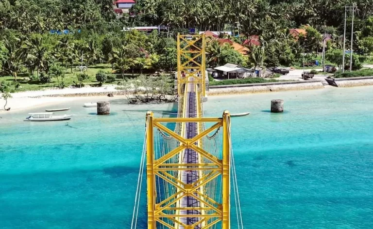 nusa lembongan yellow bridge 768x473