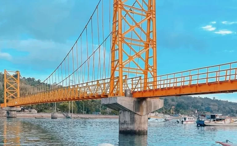 nusa lembongan yellow bridge1 768x473