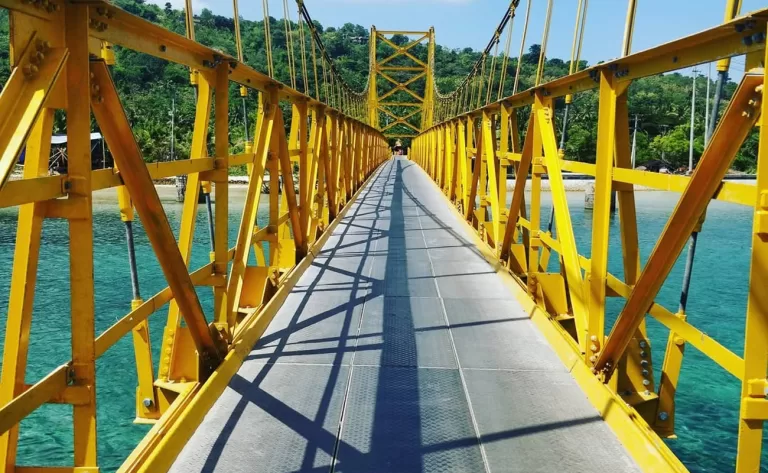 nusa lembongan yellow bridge2 768x473